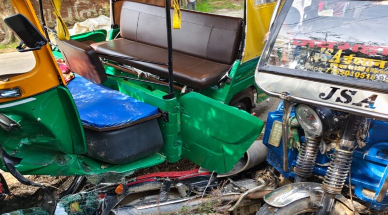 टेम्पो-बाइक की आमने-सामने टक्कर में दो युवक गंभीर, रेफर