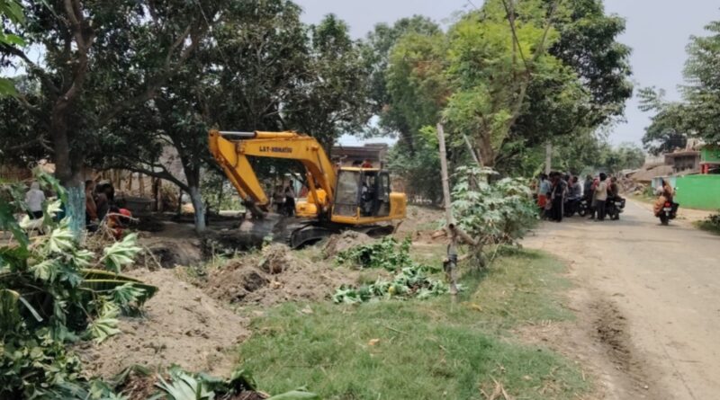 बगहा में नहर सफाई के दौरान हजारों पेड़ों की हो रही कटाई