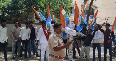 बेकसूरों का नाम एफआईआर से हटाने की मांग को लेकर प्रदर्शन,खानपुर थानाप्रभारी का पुतला फूंका