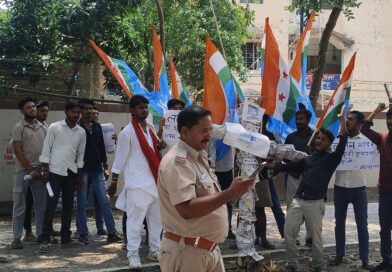 बेकसूरों का नाम एफआईआर से हटाने की मांग को लेकर प्रदर्शन,खानपुर थानाप्रभारी का पुतला फूंका