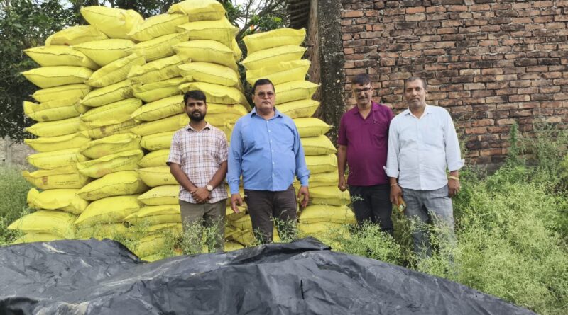 तस्करी के लिए छिपाया गया 70 बोरी यूरिया जब्त