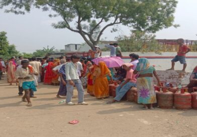 इंडेन गैस वितरण के दौरान हुई भगदड़,कई उपभोक्ता घायल, हंगामा 
