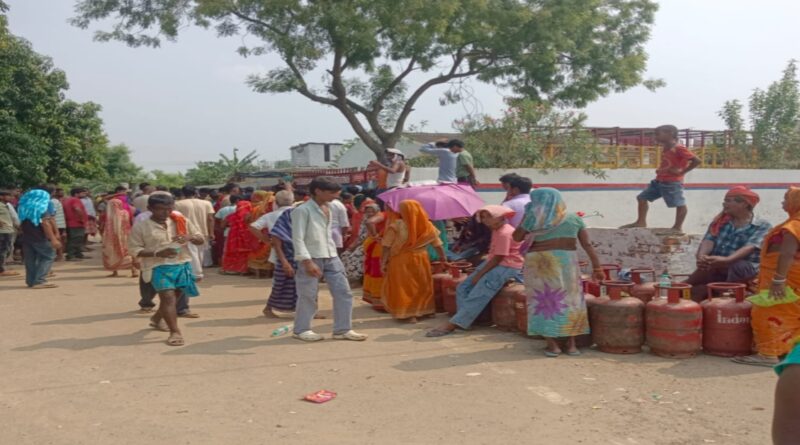 इंडेन गैस वितरण के दौरान हुई भगदड़,कई उपभोक्ता घायल, हंगामा 