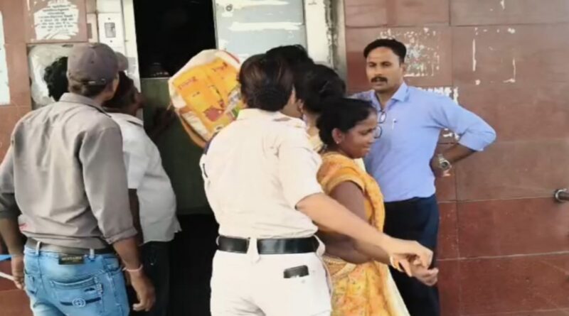 दरभंगा जंक्शन पर लिफ्ट में फंसे 14 यात्री,रेल पुलिस की तत्परता से सभी सुरक्षित निकाले गए