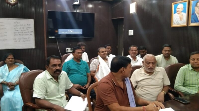 दलसिंहसराय नप कर्मी के खिलाफ वार्ड पार्षदों का आक्रोश, इओ के कक्ष में दिया धरना।