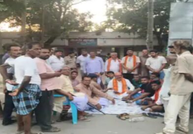 भाजपा विधायक मुरारी मोहन झा थाना में धरना पर बैठे:पुलिस पर अपराधियों को बचाने का आरोप