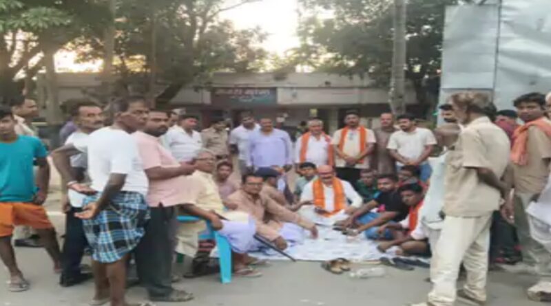 भाजपा विधायक मुरारी मोहन झा थाना में धरना पर बैठे:पुलिस पर अपराधियों को बचाने का आरोप