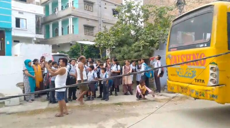 समस्तीपुर में स्कूल बस में फंसा बिजली का तार:तीन खंभे टूटकर गिरे,25 बच्चे बाल-बाल बचे