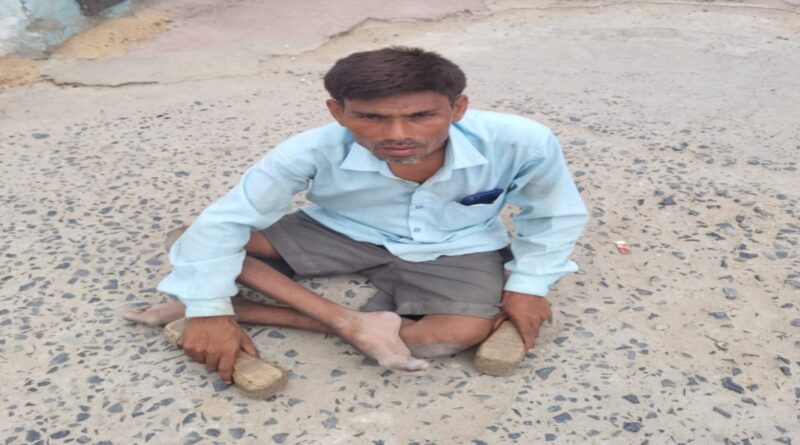 दो साल से कार्यालयों का चक्कर काट रहा दिव्यांग,नहीं मिली साईकिल 