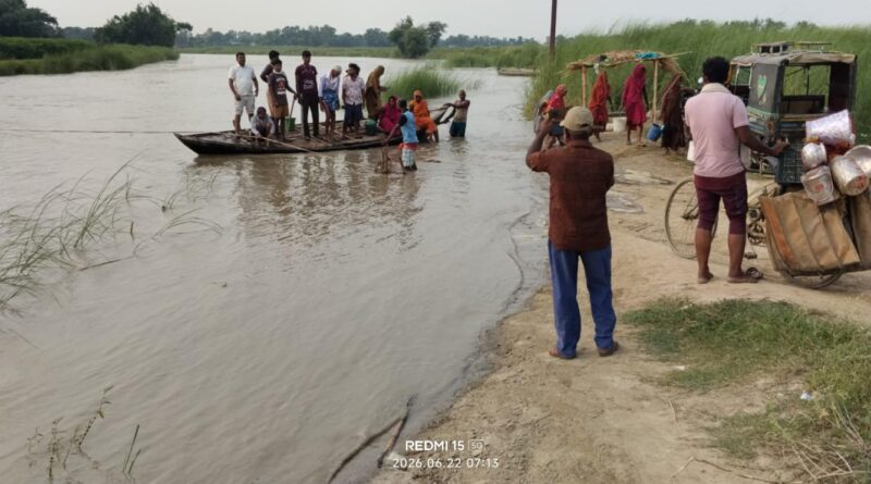 नेपाल में बैरेज की फाटक खोलने के बाद बढ़ा नदियों का जलस्तर,कई गांवों का सड़क संपर्क टूटा