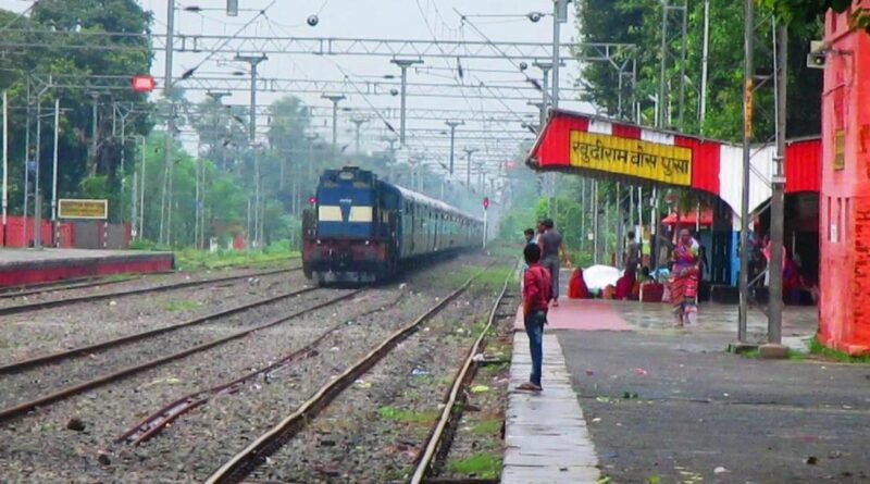 खुदीराम बोस स्टेशन के पास ट्रेन से गिरकर युवती की मौत