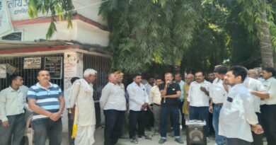 भरत भूषण तिवारी की हत्या के विरोध में अधिवक्ताओं का कार्य बहिष्कार,कामकाज ठप।