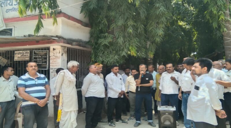 भरत भूषण तिवारी की हत्या के विरोध में अधिवक्ताओं का कार्य बहिष्कार,कामकाज ठप।