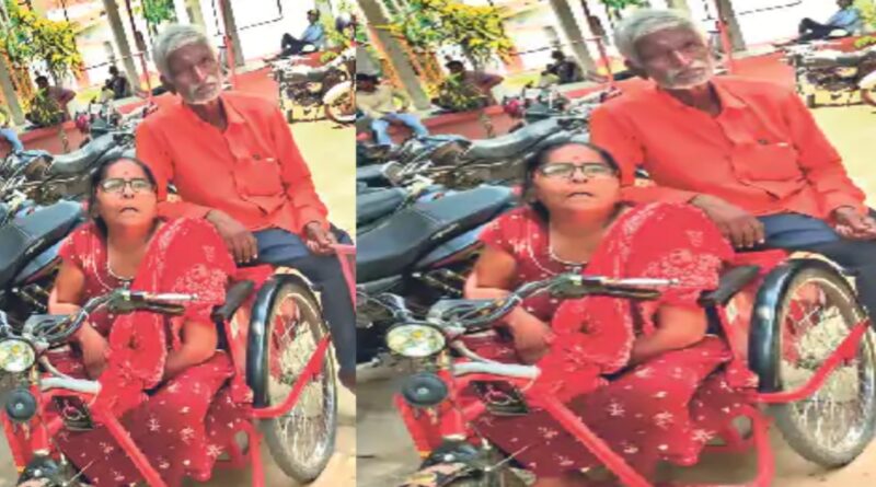 मां-बाप से बेटे ने फेरा मुंह, न्याय के लिए कलेक्ट्रेट में बिलखते रहे वृद्ध दंपती