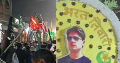 मुहर्रम जुलूस में भरत भूषण की तस्वीर वाला सिफल लेकर निकले लोग