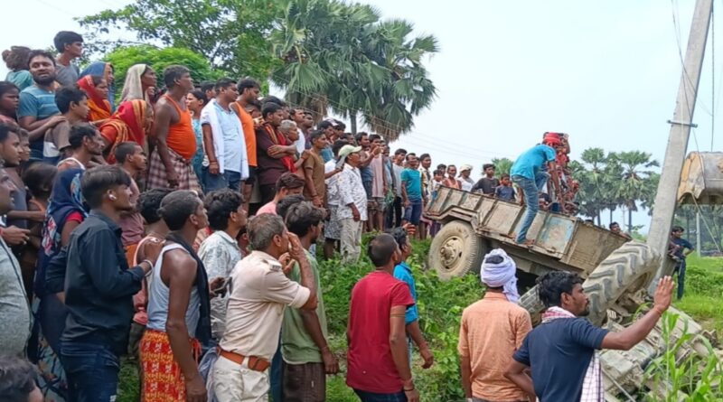 हादसा:अनियंत्रित ट्रैक्टर पलटने से सीट पर दबकर चालक की मौत,परिजनों में मचा कोहराम 