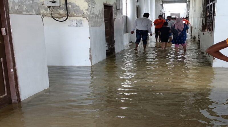 डीएमसीएच की पुरानी ओपीडी में बारिश का पानी घुसने से मरीजों की बढ़ी परेशानी
