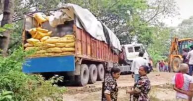 ट्रक पर यूरिया की बोरियों के नीचे तहखाने में छिपा कर ले जाई जा रही शराब जब्त