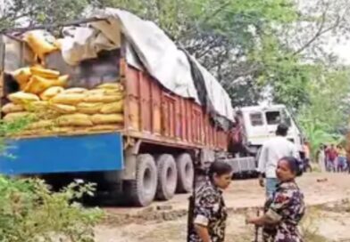 ट्रक पर यूरिया की बोरियों के नीचे तहखाने में छिपा कर ले जाई जा रही शराब जब्त