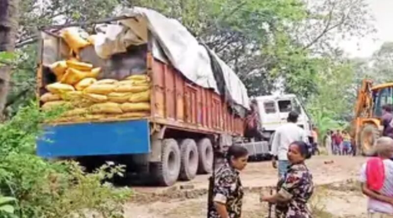 ट्रक पर यूरिया की बोरियों के नीचे तहखाने में छिपा कर ले जाई जा रही शराब जब्त