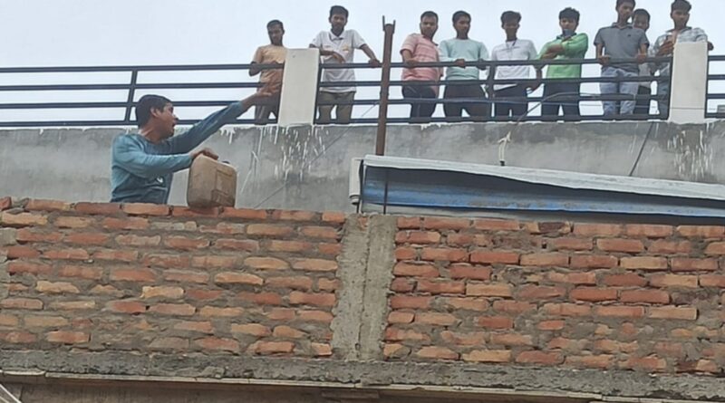 अतिक्रमण हटाने पहुंची टीम के सामने चिकित्सक का हाई वोल्टेज ड्रामा, पेट्रोल छिड़क आत्मदाह की दी धमकी