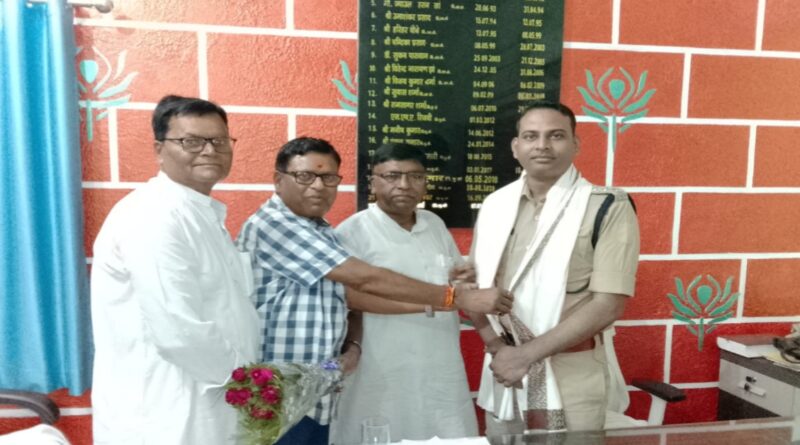 DSP विवेक कुमार शर्मा का वरिय पुलिस उपाधीक्षक के पद पर पदोन्नत होने पर किया सम्मानित