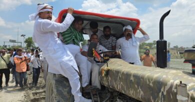 पिपराकोठी वाटर पार्क भूमि विवाद गरमाया, RJD सांसद ने खुद चलाया ट्रैक्टर