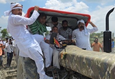 पिपराकोठी वाटर पार्क भूमि विवाद गरमाया, RJD सांसद ने खुद चलाया ट्रैक्टर