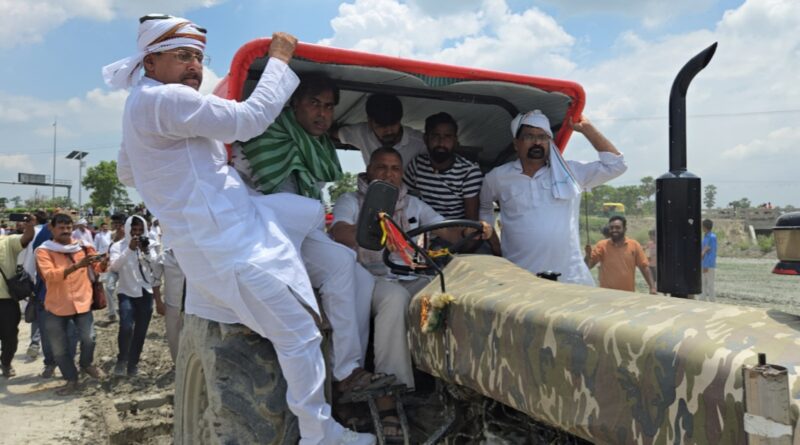 पिपराकोठी वाटर पार्क भूमि विवाद गरमाया, RJD सांसद ने खुद चलाया ट्रैक्टर