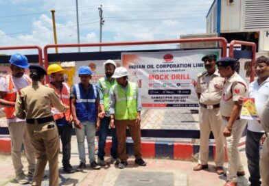 cng स्टेशन पर इंडियन ऑयल और फायर बिग्रेड विभाग के अधिकारियों ने आग से बचाओ के उपाय बताया