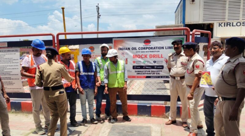cng स्टेशन पर इंडियन ऑयल और फायर बिग्रेड विभाग के अधिकारियों ने आग से बचाओ के उपाय बताया