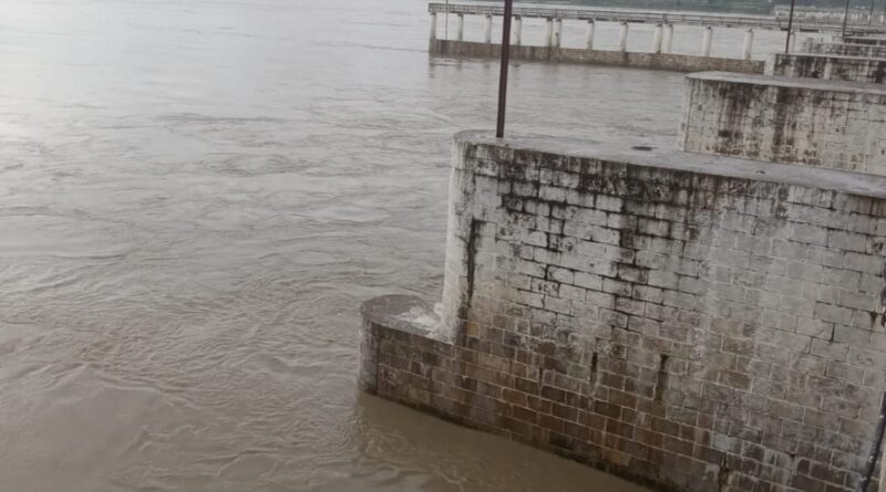 नेपाल में लगातार बारिश का असर,गंडक बराज से एक लाख क्यूसेक से अधिक पानी छोड़ा गया