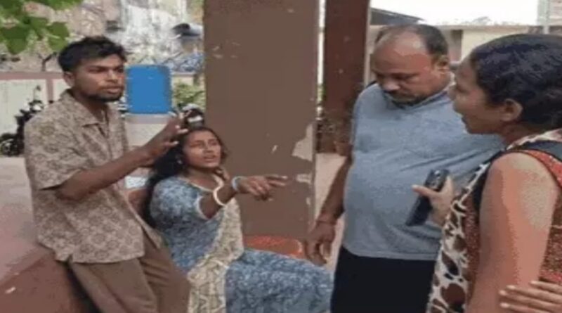 गर्लफ्रेंड ने बॉयफ्रेंड को पत्नी के संग देखा:बीच सड़क पर हुआ हंगामा,वीडियो वायरल