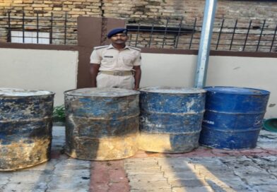 मनौरा गांव में 800 लीटर संदिग्ध पेट्रोलियम पदार्थ बरामद,आरोपी फरार