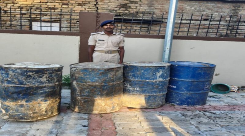 मनौरा गांव में 800 लीटर संदिग्ध पेट्रोलियम पदार्थ बरामद,आरोपी फरार