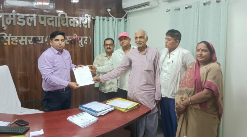 परिवार से 1200 रुपये सालाना टैक्स वापस लेने सहित 3 सूत्री मांगो को लेकर किसान सभा का प्रतिनिधिमंडल एसडीओ से मिला