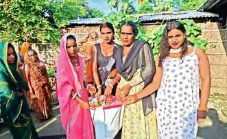 विभूतिपुर में किन्नर समाज ने दिखाई इंसानियत पीड़ित परिवारों को दी राहत सामग्री