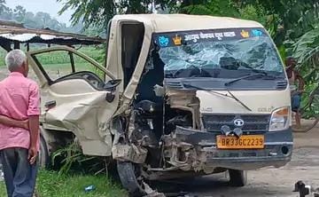 समस्तीपुर में भीषण सड़क हादसा, चार गंभीर घायल:दूध वैन ने खड़ी गाड़ी को मारी टक्कर