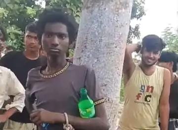 बेगूसराय में चोरी के आरोपी को पेड़ से बांधकर ग्रामीणों ने पीटा, फिर छोड़ दिया