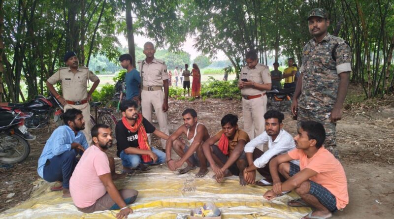 बंशवारी में जुआ खेलते सात गिरफ्तार,नकदी व पांच बाइक जब्त