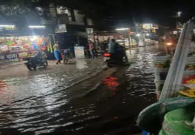 उजियारपुर के सातनपुर चौक पर जलजमाव से लोग परेशान:कारोबार प्रभावित