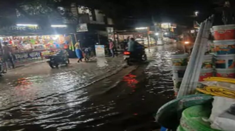 उजियारपुर के सातनपुर चौक पर जलजमाव से लोग परेशान:कारोबार प्रभावित