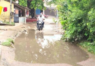 नाले के ओवरफ्लो से सड़क पर जलजमाव,ठीक नहीं होने पर करेंगे आंदोलन