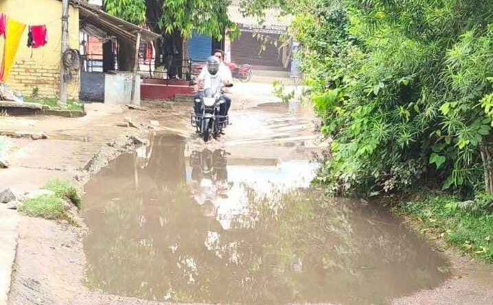 नाले के ओवरफ्लो से सड़क पर जलजमाव,ठीक नहीं होने पर करेंगे आंदोलन