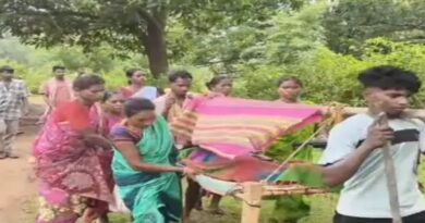 गर्भवती को 4 किमी खाट पर ढोया:सड़क नहीं होने से गांव तक नहीं पहुंच सकी एंबुलेंस