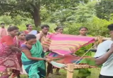 गर्भवती को 4 किमी खाट पर ढोया:सड़क नहीं होने से गांव तक नहीं पहुंच सकी एंबुलेंस