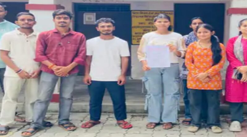 जीएमआरडी कॉलेज में एबीवीपी का प्रदर्शन:मूलभूत सुविधाओं के लिए सौंपा मांगपत्र