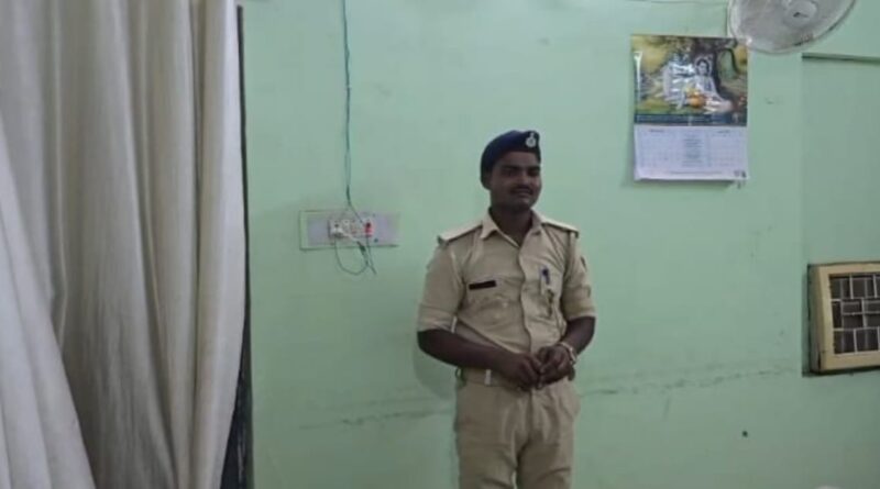 मोतिहारी रेलवे स्टेशन पर फर्जी पुलिसकर्मी गिरफ्तार,वर्दी पहनकर घूम रहा था 