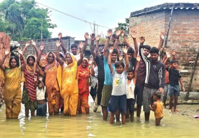 दलित बस्ती जलजमाव से घिरी,आक्रोशित ग्रामीणों ने पानी में उतरकर किया प्रदर्शन
