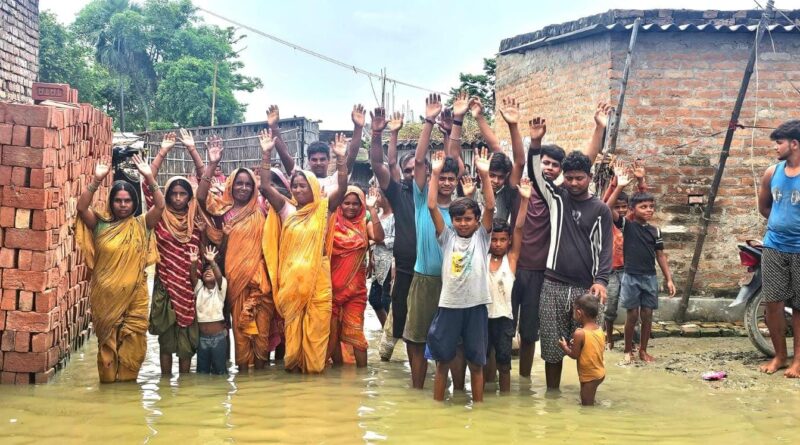 दलित बस्ती जलजमाव से घिरी,आक्रोशित ग्रामीणों ने पानी में उतरकर किया प्रदर्शन